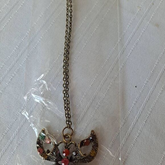 Ladies Butterfly pendant necklace and earring set Nwt - Picture 4 of 5